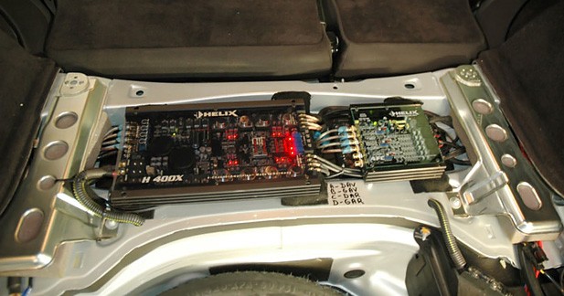 Caraudiovidéo : Caraudiovidéo : améliorer l'équipement audio d'une Mercedes C320 break - Etape 1 : intégration de l'amplificateur