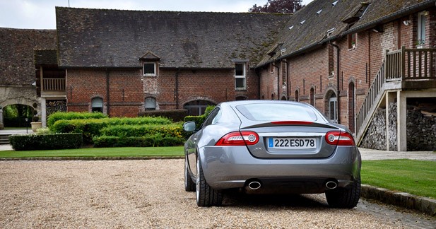 Essai Jaguar XK V8 5.0 : Elle ne manque pas d'R - Agilité et bonnes manières