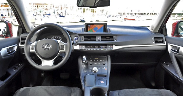 Essai Lexus CT200h : luxe vertueux - Confort intelligent