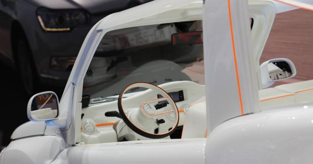 Citroën E-Méhari Courrèges : blanc comme neige - Un volant rétro, un toit en plexiglas et du cuir
