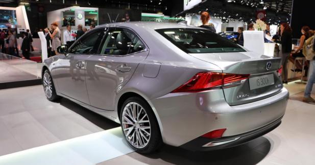 Lexus IS restylée : l'originalité cultivée - Une mécanique hybride inchangée