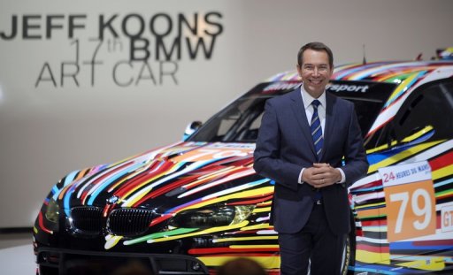 La BMW colorée de Jeff Koons prête à s'élancer pour les 24 Heures du Mans - Jeff Koons pose devant son "art car"qu'il a conçue pour BMW le 2 juin 2010 au Centre Pompidou à Paris.