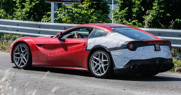 Spyshots : La Ferrari F12 M sort en robe rouge sous le soleil italien - Une motorisation attendue proche de la F12