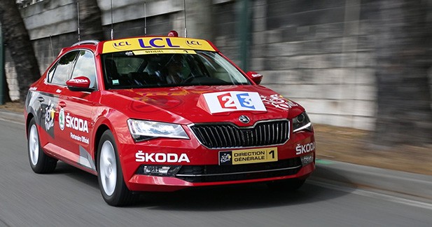 A bord de la voiture officielle du Tour de France