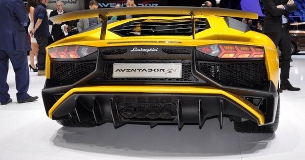 Lamborghini Aventador LP750-4 SV : +50 ch, -50 kg - Un 0 à 100 km/h en 2,8 secondes