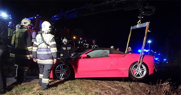 Une Ferrari au fond d'un lac : street art ou accident ? - 190 000 euros tombés à l'eau