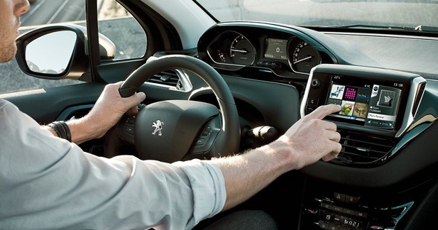 Peugeot 208 : recette minceur - Un cockpit surprenant