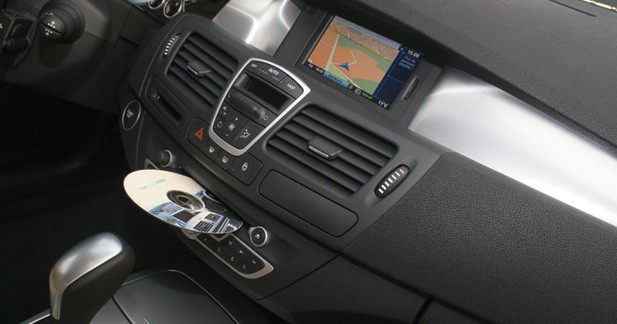 Caraudiovidéo : la Renault Coupé Laguna V6 dCi à la loupe - Prestations : compatible toute source nomade