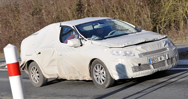 Renault Mégane tricorps : débusquée avant Genève - Un autre cliché "espion" de la Mégane tricorps