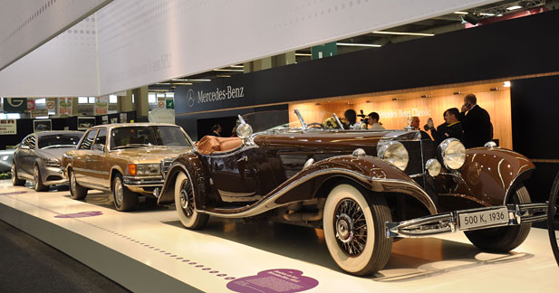 Passé et futur s'entrelacent à Rétromobile - Le Fardier de Cugnot, ''premier véhicule automobile de l'histoire, entreprend de démarrer aux abords du salon.
