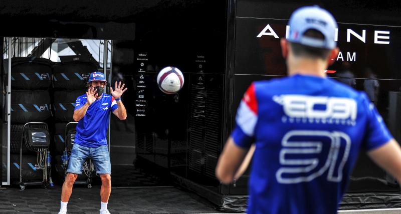  - Esteban Ocon enlève sa casquette pour rendre hommage à Alonso
