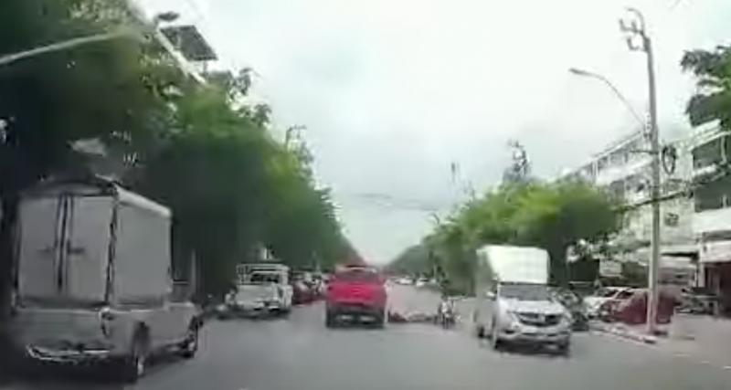  - VIDEO - L’incroyable réflexe de cet automobiliste a probablement sauvé la vie d’un motard