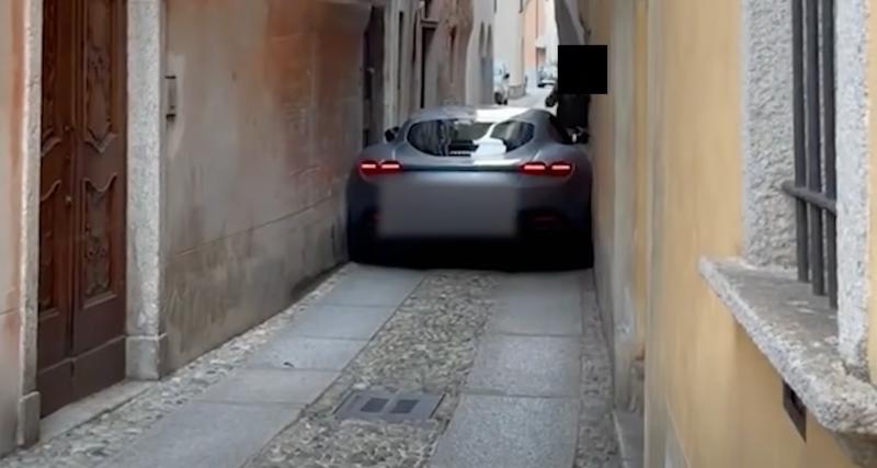  - VIDEO - Une Ferrari Roma coincée dans une rue étroite en Italie