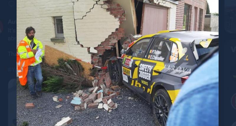 Une voiture de rallye termine encastrée dans une maison