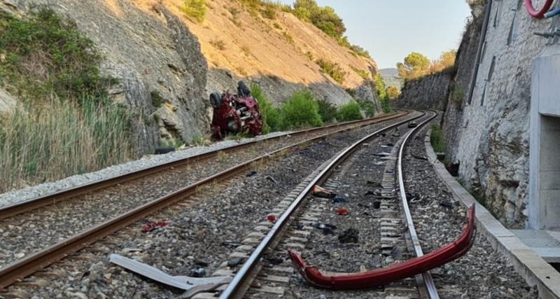  - Sa voiture tombe sur la voie ferrée devant un train mais il s’en sort miraculeusement