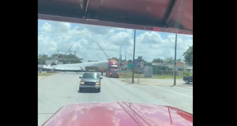  - VIDEO - Choc monumental entre un train et un semi-remorque transportant une hélice d’éolienne