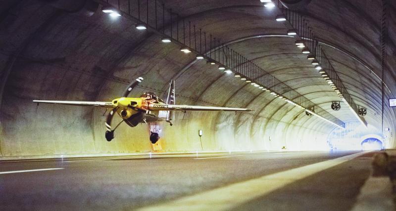  - VIDEO - Ce pilote traverse deux tunnels sur une autoroute avec un avion : une première mondiale pleine de sang froid