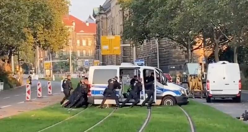  - VIDEO - Si même les forces de l’ordre se mettent à gêner le passage du tramway…