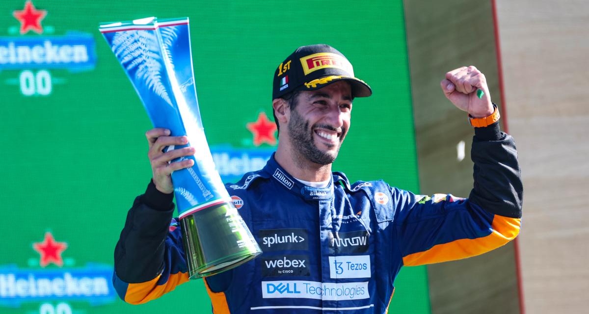 Ricciardo a posé son trophée du Grand Prix d’Italie à côté d’une coupe d’Ayrton Senna