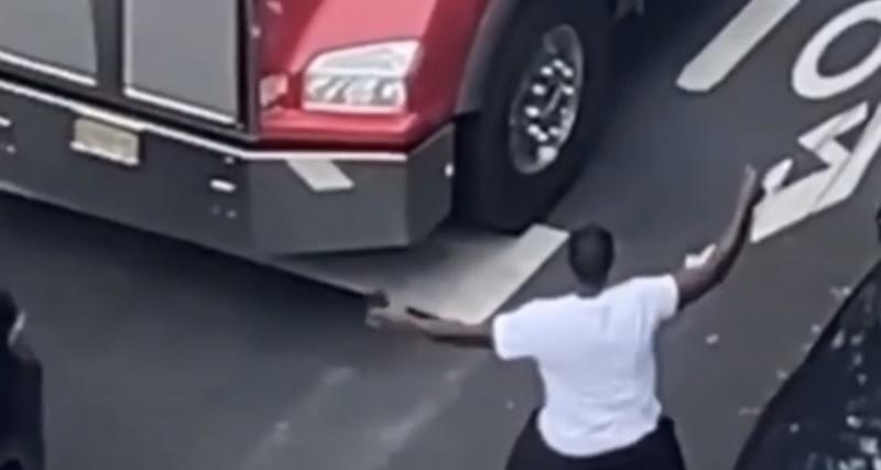  - VIDEO - Cet impatient camionneur va regretter d’avoir klaxonné