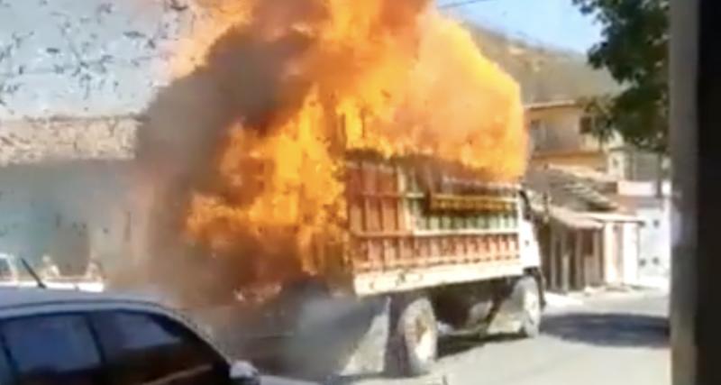  - VIDEO - Incroyable scène d’un camion brûlant en train de traverser les rues de la ville !