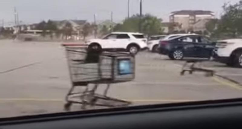  - VIDEO - Une attaque incroyable de caddies sur un parking de supermarché