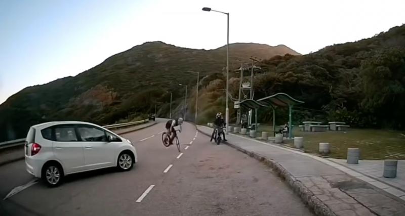  - VIDEO - Pour éviter une voiture, ce cycliste nous gratifie d'une belle acrobatie doublée d'une grosse frayeur