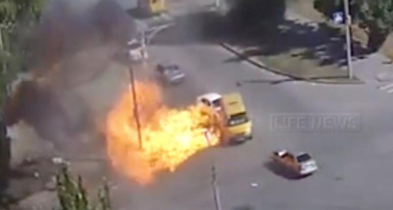  - VIDEO - Des flammes sortent du van après un accrochage, les automobilistes autour conservent leur sang-froid