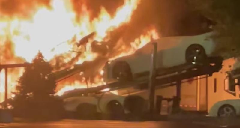  - Le camion de transport prend feu, les Corvette C8 partent en fumée