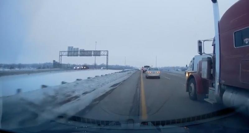  - VIDEO - Quand un semi-remorque se rabat sur vous sur l’autoroute, il est plus sage de le laisser passer