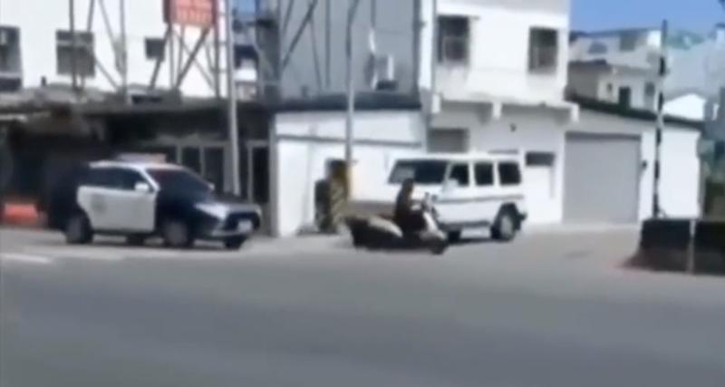  - Ce scooter fait preuve de beaucoup de malice pour échapper à la police