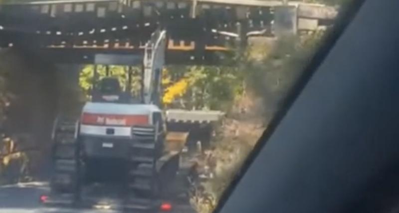  - VIDEO - Ce conducteur oublie qu'il roule avec une pelleteuse dans sa remorque avant de passer sous un pont