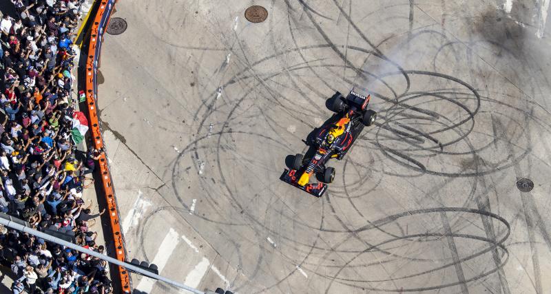 Oracle Red Bull Racing - Sergio Perez s’éclate dans les rues de Dallas au volant d’une ancienne Red Bull avant le GP des États-Unis