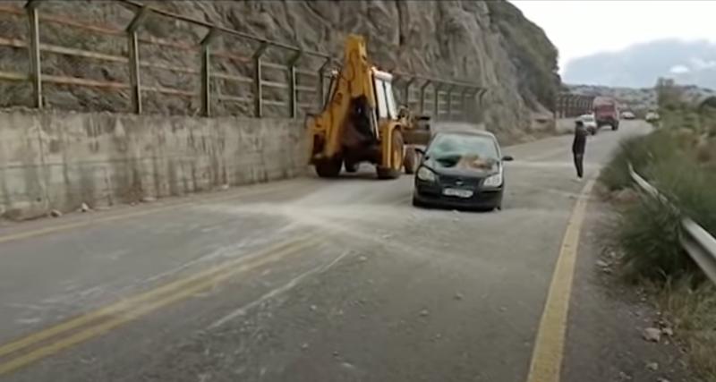  - Éboulement impressionnant en Grèce : une voiture complètement détruite
