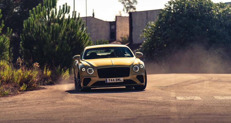  - Une Bentley Continental GT Speed drifte à cœur-joie sur une base aérienne abandonnée