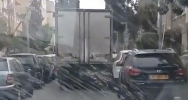  - VIDEO - Ce camion a décidé de passer, quitte à emboutir toutes les voitures de la rue