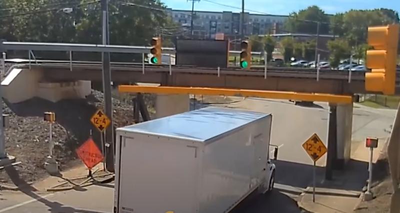  - VIDEO - Trop grand, ce camion s’est fait scalper par un célèbre pont