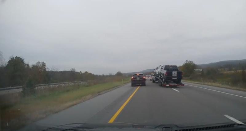  - VIDEO - Heureusement pour cet automobiliste que le bas-côté de l’autoroute était large