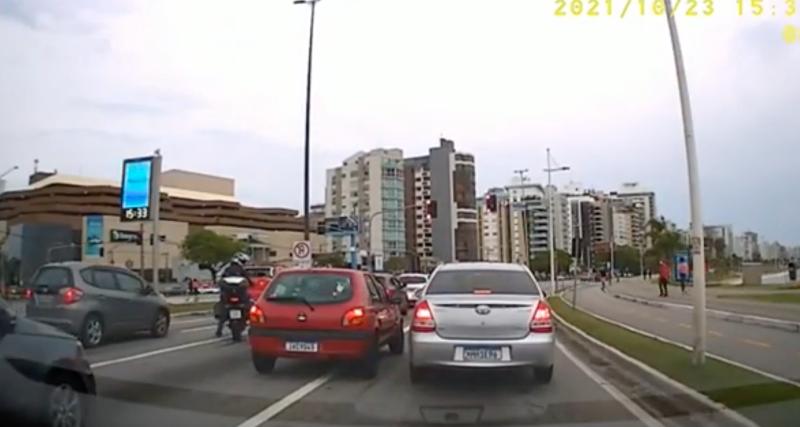  - Au Brésil, les embrouilles sur la route se règlent à coups de portières