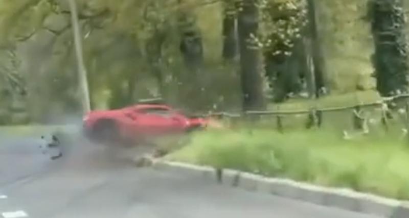  - VIDEO - Il accélère un peu trop brusquement avec sa Ferrari et l’envoi dans le bas côté