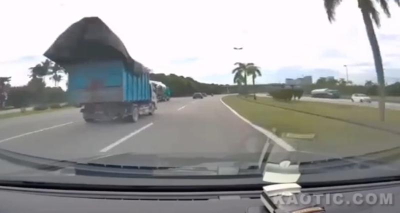  - VIDEO - Le camion perd sa bâche et aveugle un motard sur l’autoroute