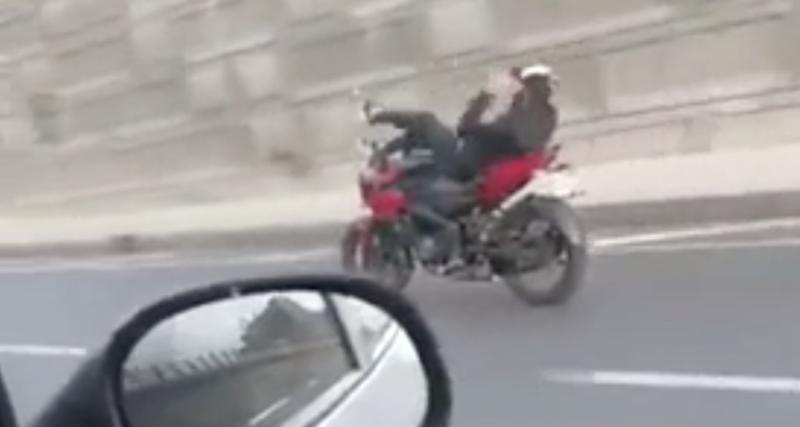  - VIDEO - Ce motard bluffe tout son monde avec ses acrobaties sur l’autoroute