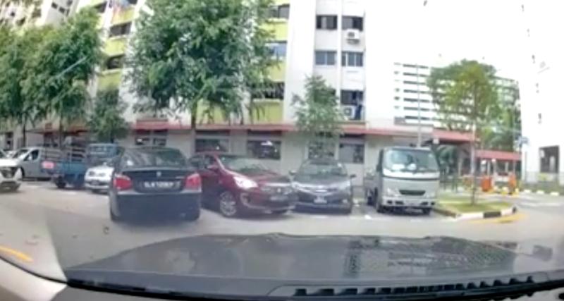  - Le conducteur de cette BMW n’avait visiblement pas de temps à perdre sur ce parking