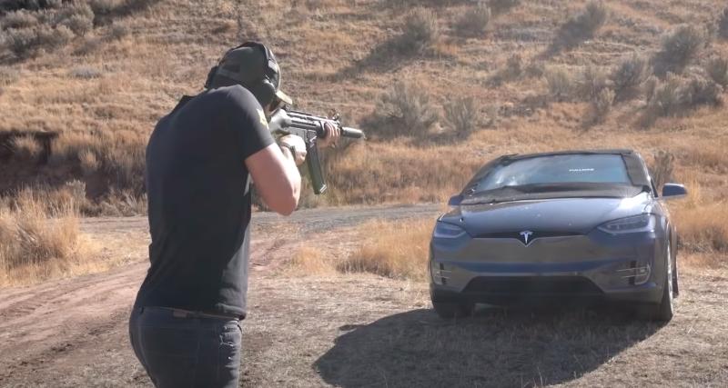  - VIDEO - Le pare-brise pare-balles de cette Tesla Model X peut-il résister à une rafale d’AK-47 ?
