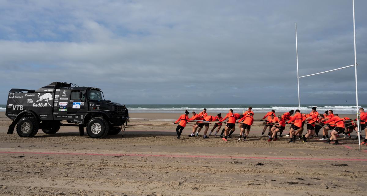 Tirer un 4x4 de 8,5 tonnes dans le sable : la prépa choc des rugbymen Anglais avant d'affronter l'Afrique du Sud