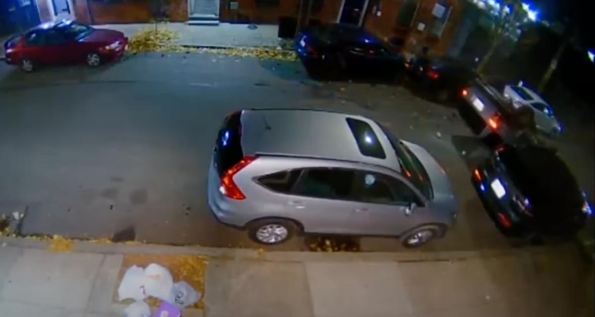 VIDEO - Au volant de sa Jeep, il se retourne dans une petite rue de Boston et prend la fuite à pied