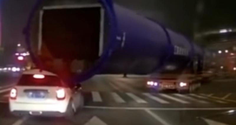  - VIDEO - Ce camion emporte une voiture avec lui sans s’en rendre compte