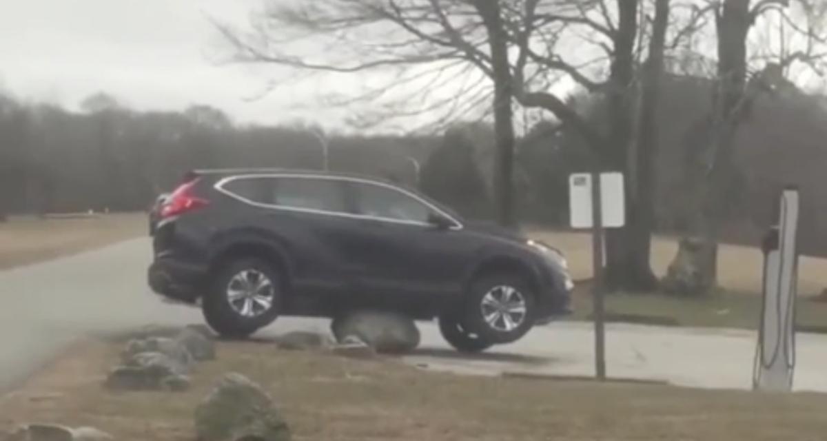 VIDEO - On ne sait pas comment cette voiture s'est retrouvée là, mais elle n'est près d'en bouger
