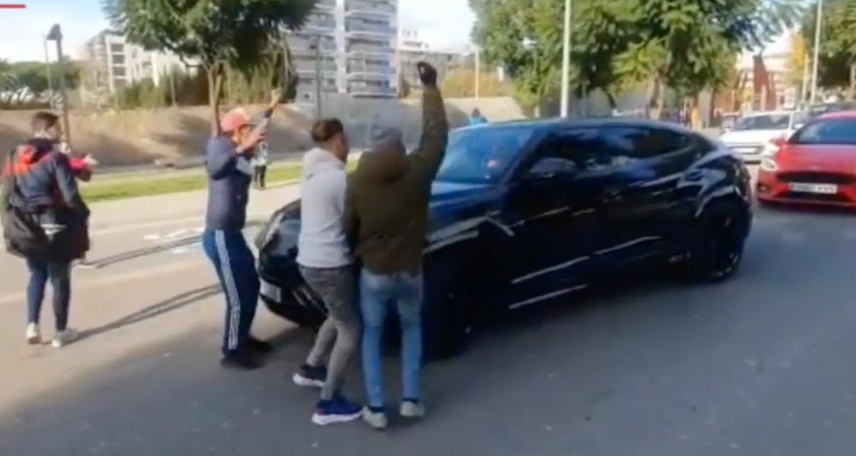 VIDEO - Les supporters touchent à sa Lamborghini, ça ne plaît pas à Samuel Umtiti