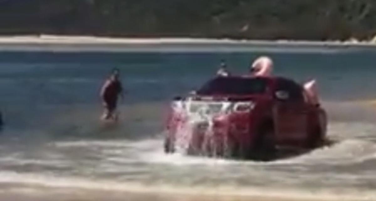 VIDEO - Avoir une bouée à l'arrière ne signifie pas que votre voiture peut rouler sur l'eau